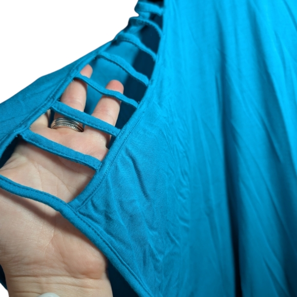 Bebe Capri Breeze Blue Cut-Out Sleeve Top ๐โจ๐ด - Picture 8 of 11